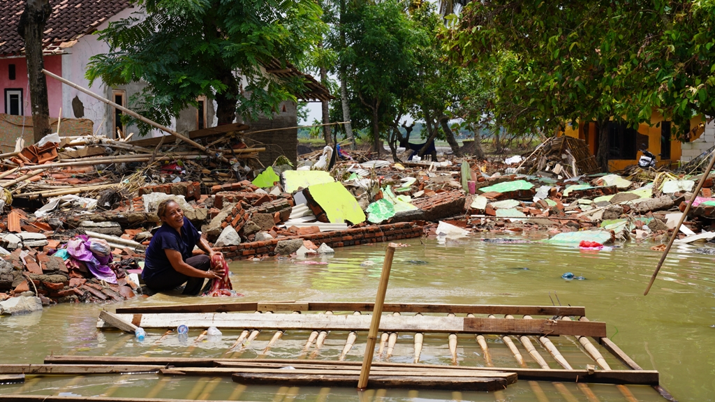 Aksi Team PeNa ( Peduli Bencana ) di Desa Sumber urip terdampak banjir , Kabupaten Bekasi.