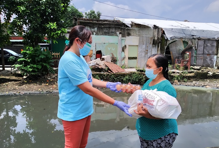 Sembako Bagi Korban Banjir di Cengkareng